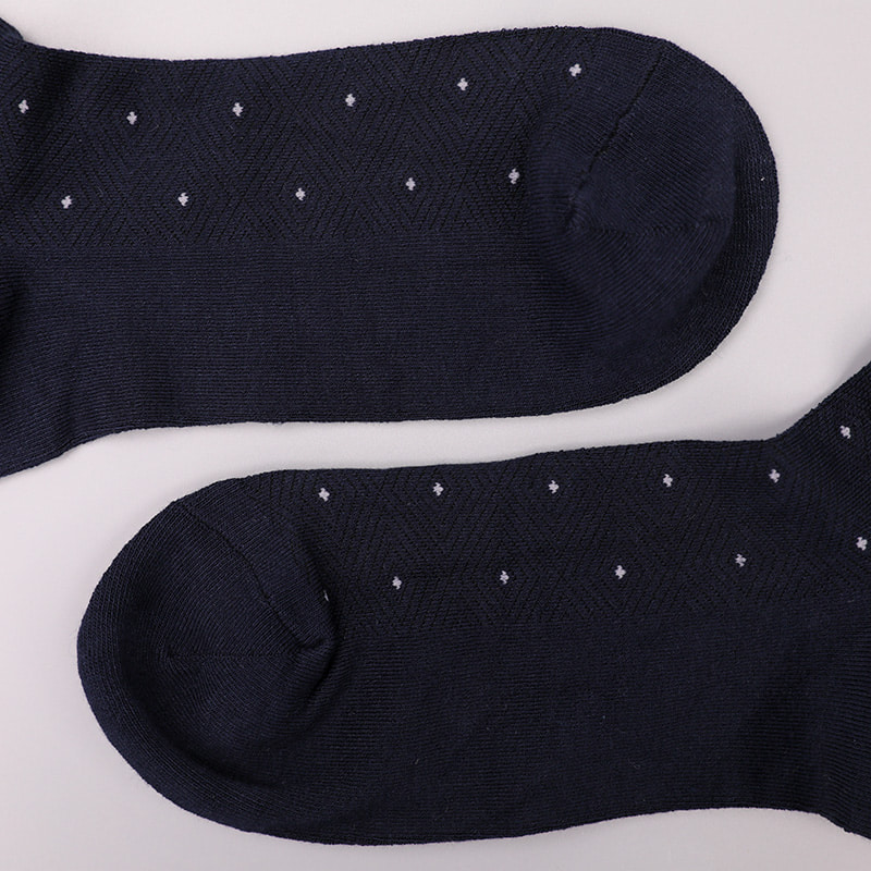 Pehmeä kehrätty silkki nylon päällystetty ammoniakki, näkymätön timantin muotoinen pieni piste jacquard käsin ommeltu talvi paksut miesten sukat WSD2851